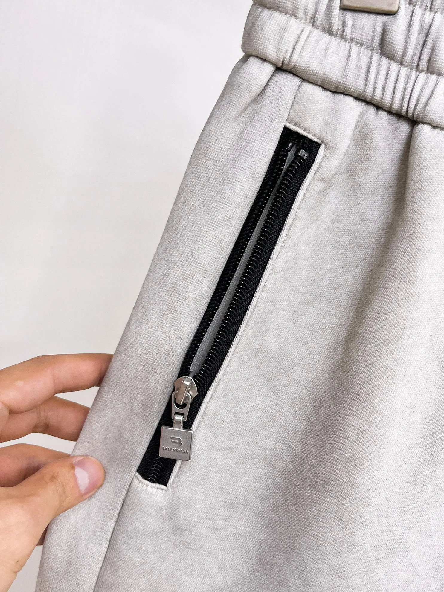 Balenciaga 🆕2026 Autumn and Winter New Arrival Casual Pants! The official website will be released simultaneously. Brand Classic LOGO casual pants, customized fabrics, excellent comfort and strong touch. Highly recognisable, perfect appearance and craftsmanship. Size:M-3XL